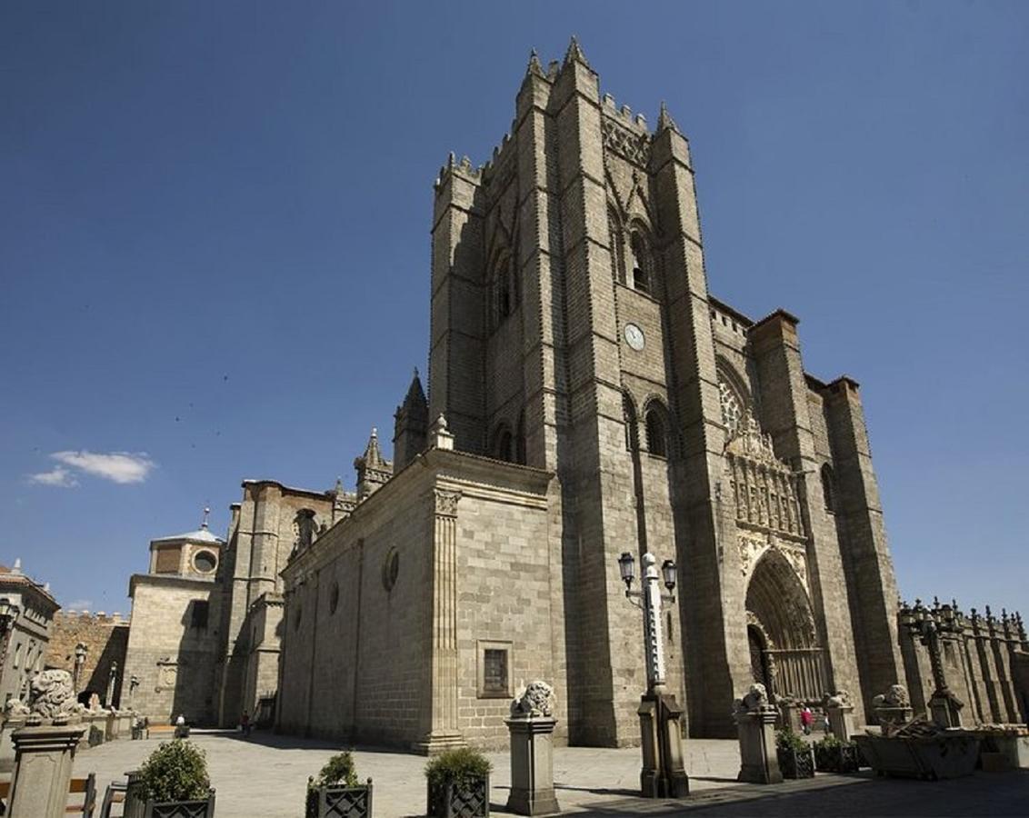 Apartamentos Turisticos Avila La Catedral Exteriör bild